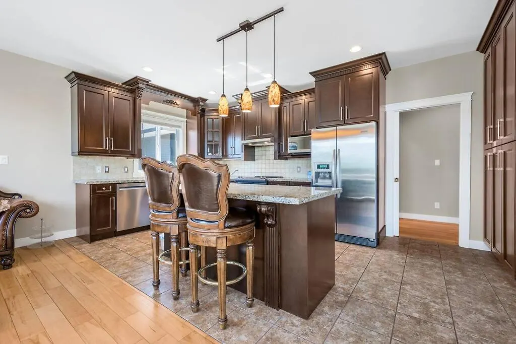 Upstairs Suite In Nanaimo Spacious 3-Bed Hideaway Canada