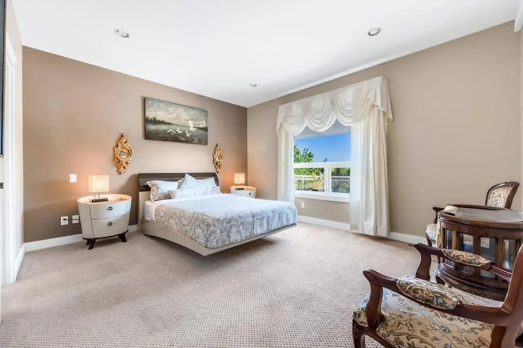 Upstairs Suite In Nanaimo Spacious 3-Bed Hideaway Holiday home