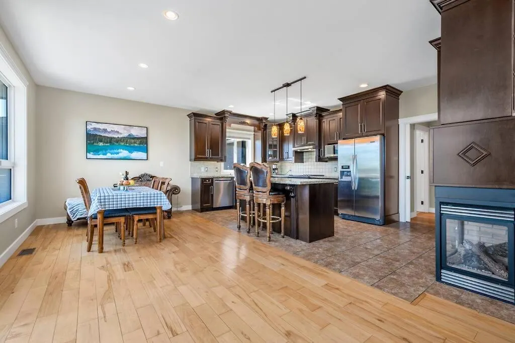 Upstairs Suite In Nanaimo Spacious 3-Bed Hideaway contacts